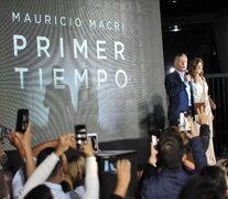 Macri junto a su mujer, Juliana Awada, en la presentación de su libro. 