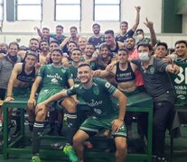 Festejo del Verde tras la primera victoria en la Liga de Fútbol Profesional (Fuente: Prensa Sarmiento de Junín) (Fuente: Prensa Sarmiento de Junín) (Fuente: Prensa Sarmiento de Junín)