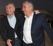 Otros tiempos: Gerardo Morales y Mauricio Macri abrazados. (Fuente: NA) (Fuente: NA) (Fuente: NA)