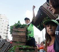 La UTT regalará a las 16:30, esta vez en la esquina de Hipólito Yrigoyen y Entre Ríos,  verduras cosechadas en el cinturón hortícola de La Plata. (Fuente: Leandro Teysseire) (Fuente: Leandro Teysseire) (Fuente: Leandro Teysseire)