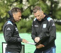 Moreno y Fabianesi charla con Pizzi. Ayudante de campo y entrenador. (Fuente: NA) (Fuente: NA) (Fuente: NA)