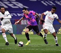 Di María avanza entre dos rivales. Ganó el PSG y también puntea. (Fuente: AFP) (Fuente: AFP) (Fuente: AFP)