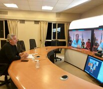 Alberto Fernández aseguró que “el cuidado de los bosques debe ser política de Estado” en videoconferencia con los intendentes de Lago Puelo, Augusto Sánchez, y El Hoyo, Pol Huisman, zonas afectadas por los recientes incendios forestales en la Patagonia.