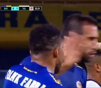 El momento del cachetazo de Fabra a Izquierdoz, durante el partido ante Talleres. (Fuente: Captura de TV) (Fuente: Captura de TV) (Fuente: Captura de TV)