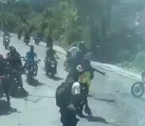 Las imágenes fueron filmadas desde el micro donde viajaba el plantel. (Fuente: Captura de vídeo ) (Fuente: Captura de vídeo ) (Fuente: Captura de vídeo )