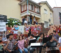 Clase pública frente al Pozo de Quilmes (Fuente: Gabriela Naso) (Fuente: Gabriela Naso) (Fuente: Gabriela Naso)