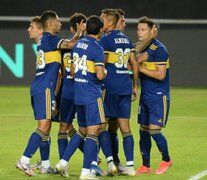 Los jugadores de Boca saludan a Zárate, luego de marcar de penal. (Fuente: Fotobaires) (Fuente: Fotobaires) (Fuente: Fotobaires)