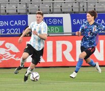 Adolfo Gaich, autor del gol argentino, lleva la pelota. (Fuente: Prensa AFA) (Fuente: Prensa AFA) (Fuente: Prensa AFA)