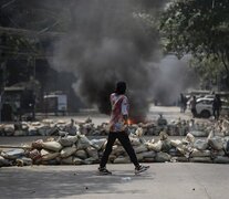 Un manifestante ante una barricada durante las protestas contra el golpe.  (Fuente: EFE) (Fuente: EFE) (Fuente: EFE)