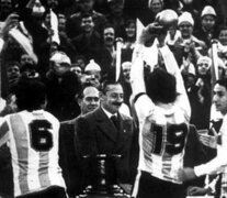 Los campeones reciben la copa de manos de Videla.