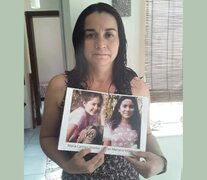 Myrian Villalba con la foto de su hija y su sobrina, que murieron baleadas en Paraguay. Abajo: gentileza Reporterxs