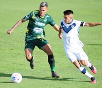 Thiago Almada se le escapa al defensor Néstor Breitenbruch. (Fuente: Fotobaires) (Fuente: Fotobaires) (Fuente: Fotobaires)