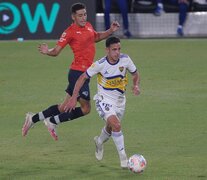 Maroni escapa de la marca de Togni, el autor del 1-0 rojo. Lo del enganche de Boca fue flojo. (Fuente: Fotobaires) (Fuente: Fotobaires) (Fuente: Fotobaires)