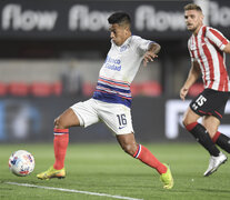 Uvita Fernández palpita el primer gol de San Lorenzo. (Fuente: NA) (Fuente: NA) (Fuente: NA)