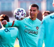 Cristiano Ronaldo, a la cabeza de Portugal. (Fuente: EFE) (Fuente: EFE) (Fuente: EFE)