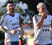 Messi y Agüero, grandes amigos. Los dos podrían reencontrarse en Barcelona, o fuera. (Fuente: NA) (Fuente: NA) (Fuente: NA)