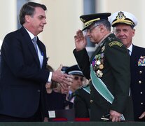 Bolsonaro saluda al ahora exjefe del Ejército, Edson Pujol..  (Fuente: AFP) (Fuente: AFP) (Fuente: AFP)