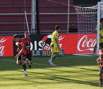 El Patrón paladea su primer triunfo; lo lamenta el Tiburón. (Fuente: Télam) (Fuente: Télam) (Fuente: Télam)