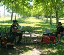 Gieco grabó las voces en el campo, con Luis Gurevich como técnico. (Fuente: Gentileza Isabella Medina Gieco) (Fuente: Gentileza Isabella Medina Gieco) (Fuente: Gentileza Isabella Medina Gieco)