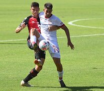 La idea de Burgos es que Newell&amp;#39;s juegue en su campo y prescindir de la pelota.   (Fuente: Sebastián Granata) (Fuente: Sebastián Granata) (Fuente: Sebastián Granata)