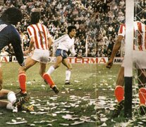 El gol de Quilmes en aquella serie ante Unión en el Nacional de 1982. (Fuente: Archivo El Gráfico) (Fuente: Archivo El Gráfico) (Fuente: Archivo El Gráfico)