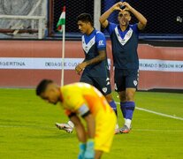 De la Fuente celebra el primero de Vélez, que goléo a Unión.