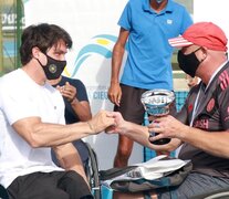 Gustavo Fernández entregó el premio al ganador del torneo, José Castricini. (Fuente: Fundación Paradeportes) (Fuente: Fundación Paradeportes) (Fuente: Fundación Paradeportes)