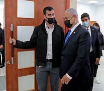 Nenyahu saliendo de los tribunales después del reinicio del proceso en su contra. (Fuente: AFP) (Fuente: AFP) (Fuente: AFP)