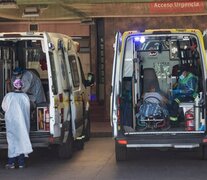 Pacientes de coronavirus dentro de ambulancias esperan camas en el hospital San José de Santiago. (Fuente: AFP) (Fuente: AFP) (Fuente: AFP)