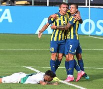 Ruben festeja el primer gol rosarino. El juvenil Aaron Quirós lo sufre desde el piso. (Fuente: Télam) (Fuente: Télam) (Fuente: Télam)