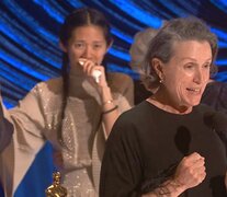 Frances McDormand celebra junto a Chloé Zhao el triunfo de &amp;quot;Nomadland&amp;quot;.