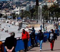 Caminata por la costanera de Niza tras el anuncio de Macron. (Fuente: EFE) (Fuente: EFE) (Fuente: EFE)