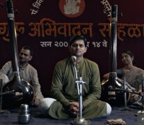 Sharad es interpretado por Aditya Modak, músico y cantante en la vida real.