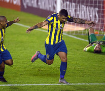 Vecchio convirtió de penal y celebra el segundo gol de Central (Fuente: Fotobaires) (Fuente: Fotobaires) (Fuente: Fotobaires)