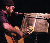 Abonizio le canta a los &amp;quot;edificios de diamantes y chozas de alquitrán&amp;quot;.  (Fuente: Andres Macera) (Fuente: Andres Macera) (Fuente: Andres Macera)