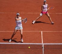 La rumana Begu en la red y la rosarina Podoroska al fondo (Fuente: Prensa Roland Garros) (Fuente: Prensa Roland Garros) (Fuente: Prensa Roland Garros)