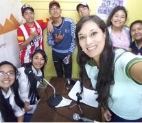 Estudiantes en la radio comunitaria &amp;quot;FM Raco” de la localidad tucumana de Raco. Foto gentileza Escuela Gaspar de Medina. 
