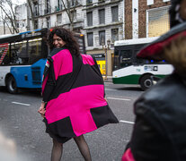 Marlene Wayar envuelta en la bandera travesti latinoamericana, diseñada por Alejandro Ros (Fuente: Sebastián Freire) (Fuente: Sebastián Freire) (Fuente: Sebastián Freire)