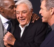 El director Richard Donner en 2017, con la pareja protagónica de &amp;quot;Arma mortal&amp;quot;, Danny Glover y Mel Gibson. (Fuente: AFP) (Fuente: AFP) (Fuente: AFP)