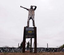 &amp;quot;Con los puños en alto deseando al final, hacer la revolución, con una canción de amor&amp;quot;, se lee al pie de la escultura  homenaje al excantante de Los Redondos. (Fuente: Télam) (Fuente: Télam) (Fuente: Télam)