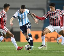 Nery Domínguez sale jugando entre dos brasileños (Fuente: AFP) (Fuente: AFP) (Fuente: AFP)