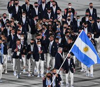 Cecilia Carranza Saroli y Santiago Lange, portan la bandera nacional. (Fuente: Télam) (Fuente: Télam) (Fuente: Télam)