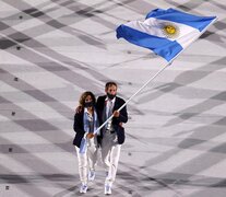 Cecilia Carranza y su compañero  en la clase Nacra 17 y también abanderado, Santiago Lange. (Fuente: Télam) (Fuente: Télam) (Fuente: Télam)