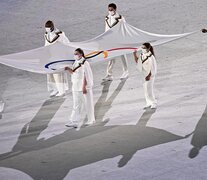 Paula Pareto, en el medio, porta la bandera olímpica. (Fuente: Télam) (Fuente: Télam) (Fuente: Télam)