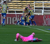 Celebración en el instante final, después de la definición con categoría de Emiliano Vecchio (abajo). (Fuente: Sebastián Granata) (Fuente: Sebastián Granata) (Fuente: Sebastián Granata)