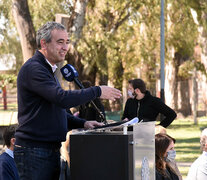 El intendente en el anuncio que hizo desde el polideportivo Deliot.