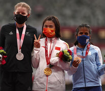 Yanina Martínez muestra el bronce en el podio de los 200 metros. (Fuente: @DeportesAR) (Fuente: @DeportesAR) (Fuente: @DeportesAR)
