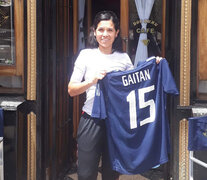 Yanina Gaitán, con la camiseta del primer gol oficial de la Selección en un Mundial. (Fuente: Gentileza Yanina Gaitán) (Fuente: Gentileza Yanina Gaitán) (Fuente: Gentileza Yanina Gaitán)