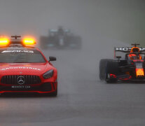 Vertstappen detrás del auto de seguridad en el circuito Spa-Francorchamps.  (Fuente: Prensa F1) (Fuente: Prensa F1) (Fuente: Prensa F1)