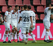 1) La Lepra festeja el gol del defensor Mansilla: una gran volea. 2)  Farías, con toque de derecha al primer palo, venció a Aguerre a 15 minutos del final. (Fuente: Télam) (Fuente: Télam) (Fuente: Télam)